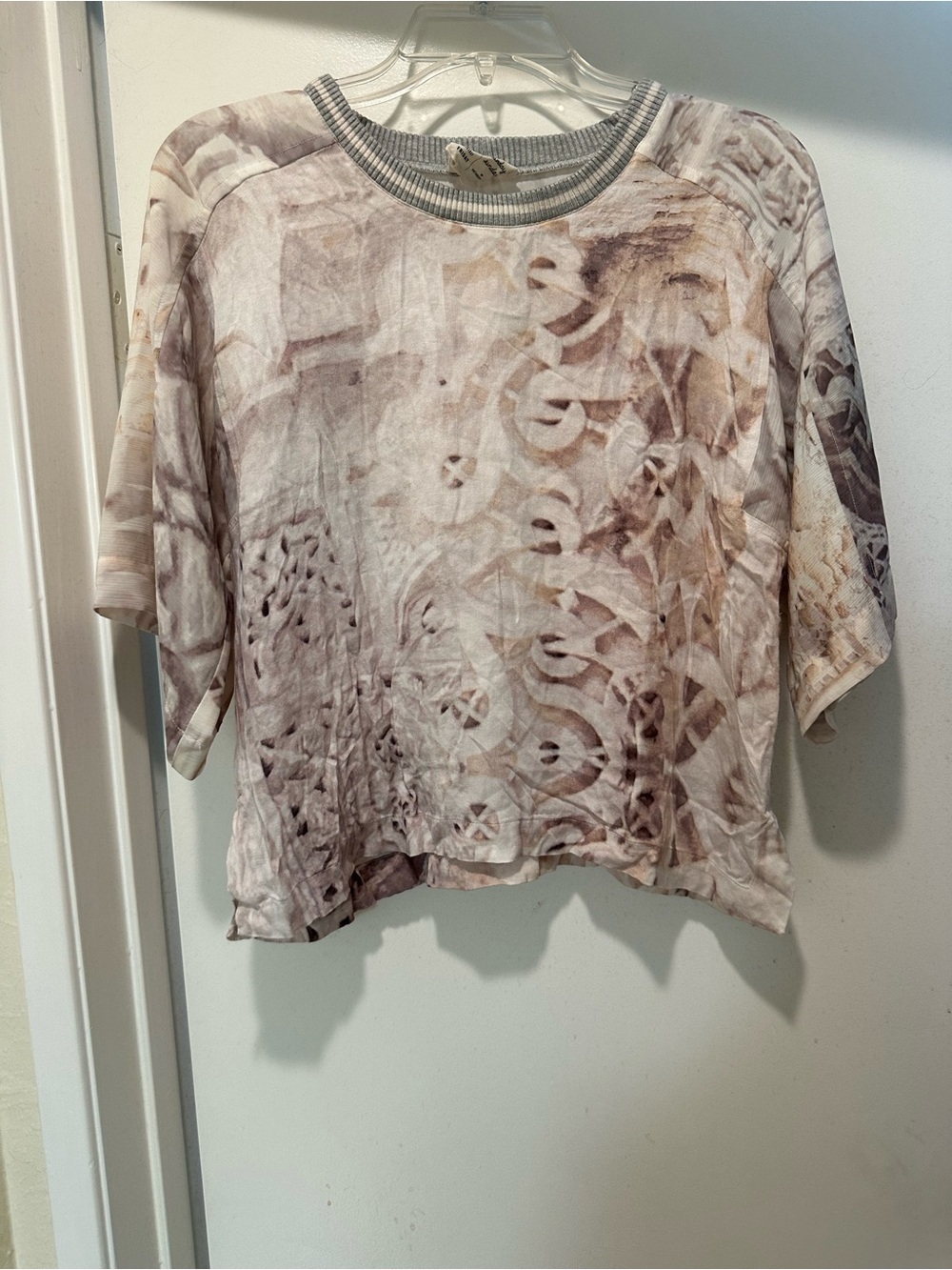 Tiny by Anthropologie Short-Sleeve Abstract Print Tee in Taupe & Cream Size XS